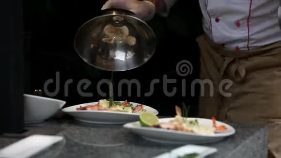 餐厅厨师烤鲜虾视频的预览图