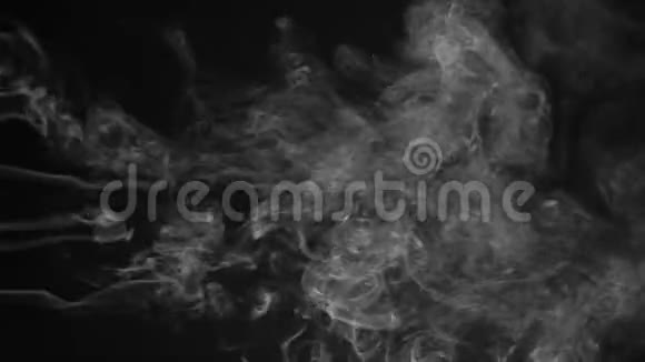 黑色背景上的五行白烟很漂亮的烟线视频的预览图