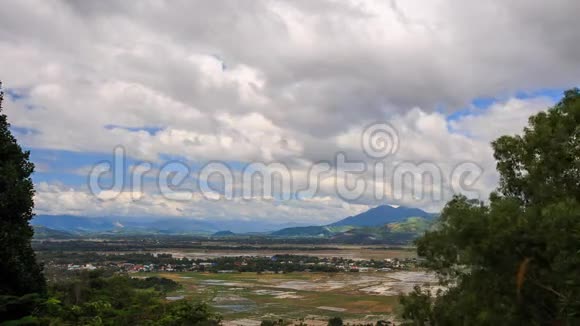 云在田野的阴影中穿过大地在群山之间移动视频的预览图