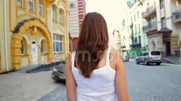 在美丽的小镇散步的漂亮女人视频的预览图