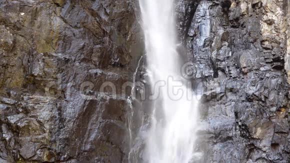 杰特瀑布从悬崖上流下来小瀑布格鲁吉亚高加索视频的预览图