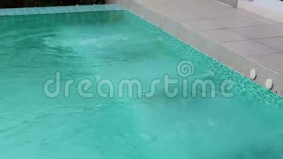 泳池里的按摩浴缸的泡泡视频的预览图