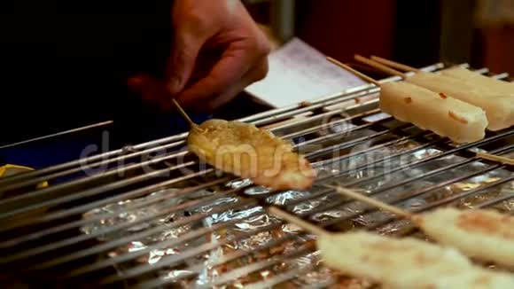 日本糯米在棒子甜点上视频的预览图