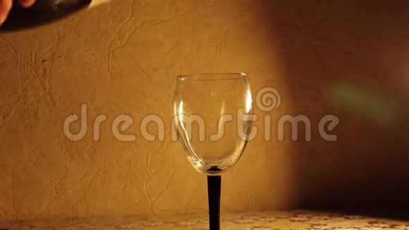 酒杯里倒着香槟视频的预览图