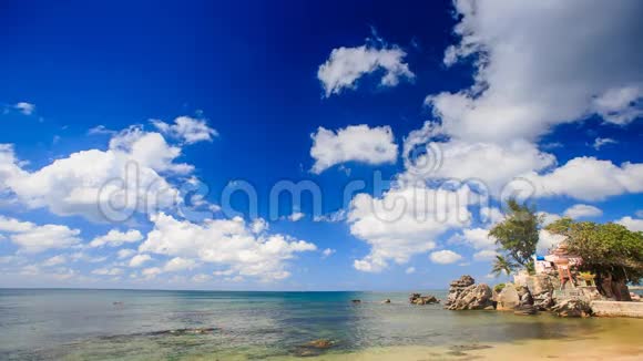云团在碧海落基滩上空活动视频的预览图