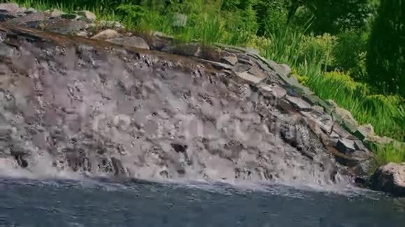 城市公园里的河流流过石级联清澈的水流在岩石上视频的预览图