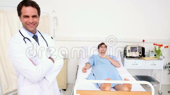 病人躺在病床上咳嗽医生对着镜头微笑视频的预览图