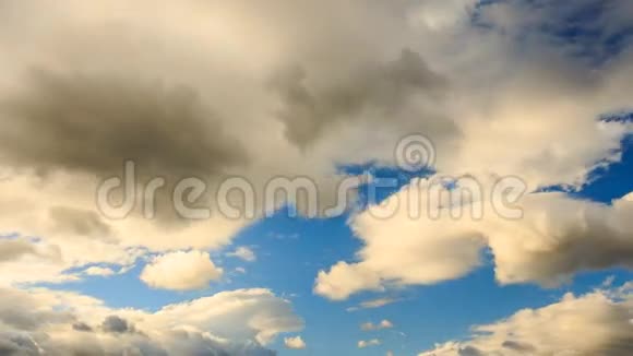 蓝天白云飘浮的特写时间视频的预览图