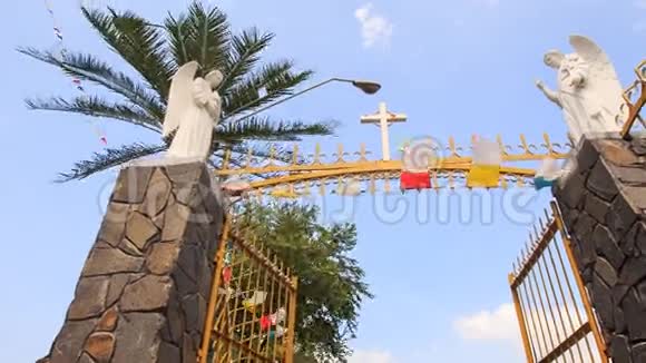 棕榈教堂与十字神雕像的大门视频的预览图