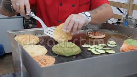 美味的汉堡包烧烤视频的预览图