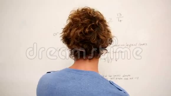 困惑的学生站在数学白板前视频的预览图