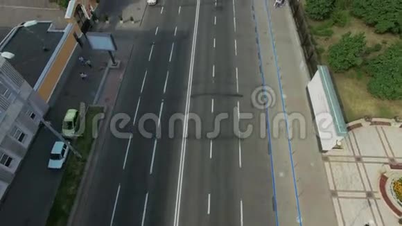 城市道路交通的航空垂直景视频的预览图