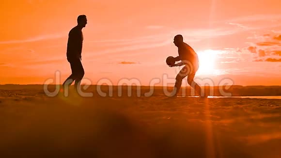 男子落在沙滩后球慢动作视频视频的预览图