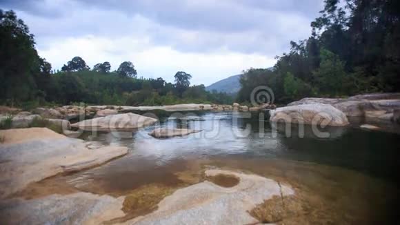 越南落基河岸之间的雨云运动视频的预览图