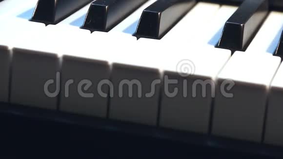靠近钢琴琴键附近的手写音乐爵士乐音符视频的预览图
