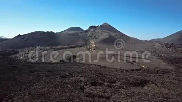 飞越蒂曼法亚国家公园附近的火山兰萨罗特加那利群岛视频的预览图