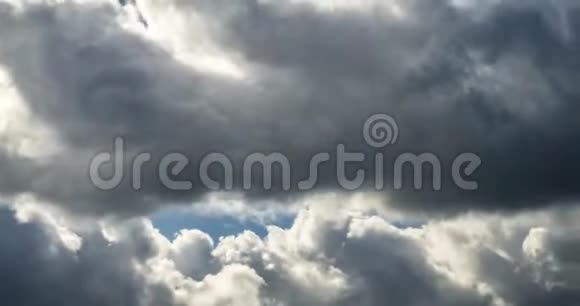 大风天气暴风雨前灰色蓬松卷卷云的时间间隔片段视频的预览图