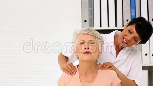护士揉着老年病人的肩膀视频的预览图
