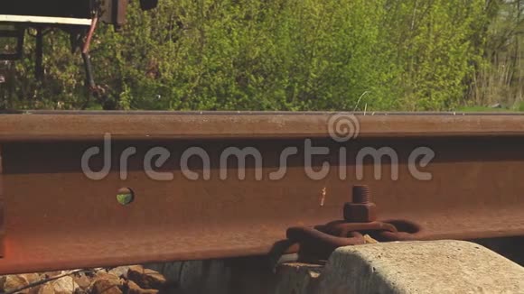 春天古老的乡村铁路视频的预览图