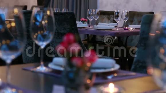 豪华餐厅餐桌布置图晚餐提供红玫瑰视频的预览图