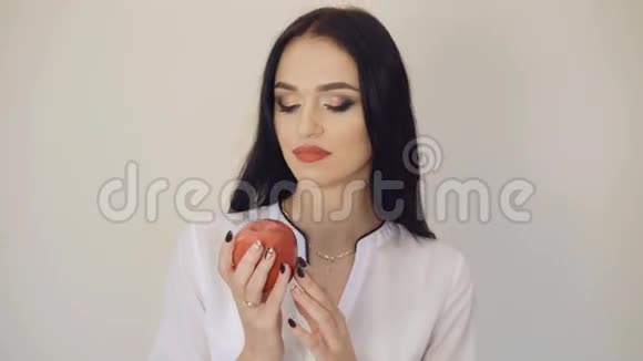 4K红多汁苹果背景下的美女捧着看视频的预览图