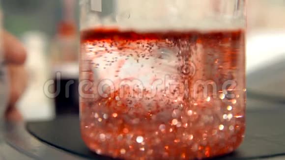 有发光粒子的液态红色物质流动视频的预览图