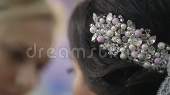 新娘头上的美丽装饰视频的预览图