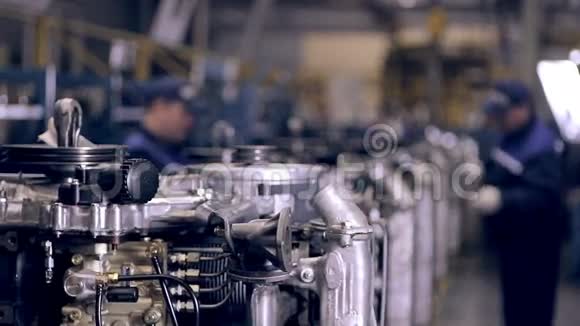 带引擎的传送带工人装配电机发动机参观工厂车间视频的预览图