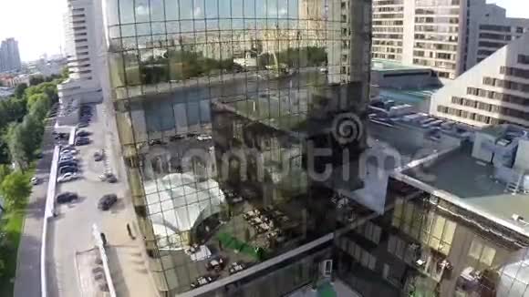 具有城市倒影的现代玻璃建筑的空中景观莫斯科俄罗斯视频的预览图