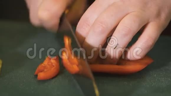 在厨房工作的女人切菜女性切胡椒做沙拉视频的预览图