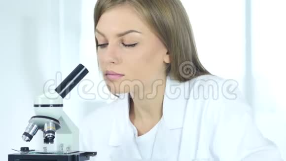女性化学家实验室从事显微镜工作的科学研究人员视频的预览图