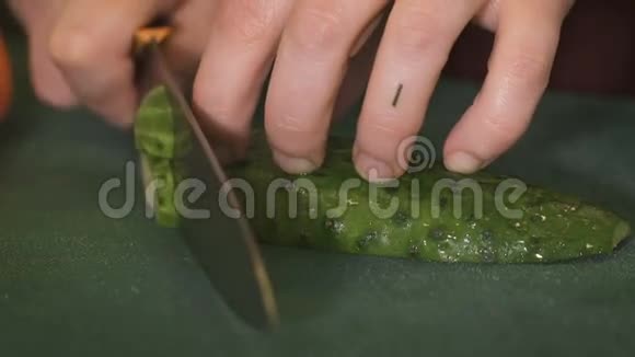 在厨房里切蔬菜的成年超重妇女的特写镜头视频的预览图