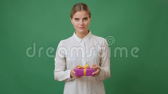 拿着礼物盒的女人视频的预览图