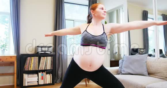孕妇在客厅练习瑜伽视频的预览图