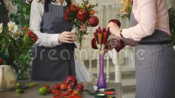 三位年轻英俊的厨师花匠在鲜花水果店做水果和蔬菜花束视频的预览图