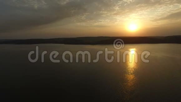 关于大湖的令人惊叹的夏季日出空中拍摄视频的预览图