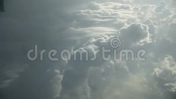 飞行时头顶白云视频的预览图