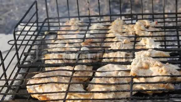 烤肉架烤肉架烤自然炸鲜肉烤鸡香肠烤肉串汉堡假日视频的预览图