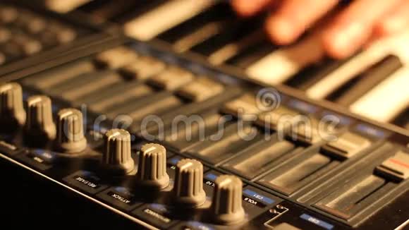 MIDI音乐键盘设置视频的预览图