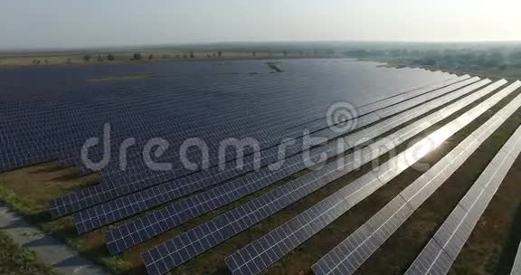 空中观景台用太阳飞过太阳能发电厂太阳能电池板和太阳空中无人机射击4K30fps视频的预览图