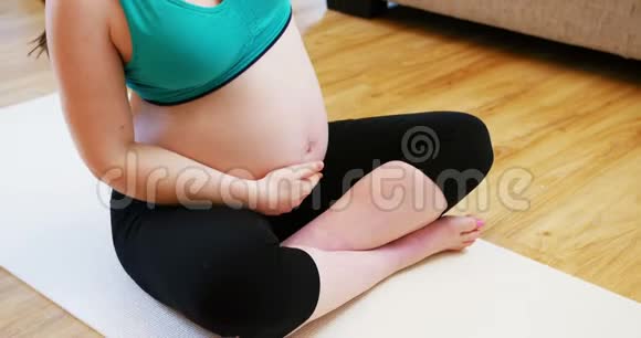 孕妇在客厅练习瑜伽视频的预览图