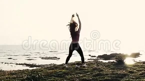 小女孩在海滩上做健身运动视频的预览图