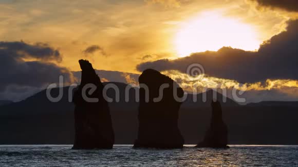 堪察加半岛海景阿瓦查湾太平洋日落时的三个兄弟岩视频的预览图