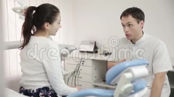 牙医和病人互相交谈视频的预览图