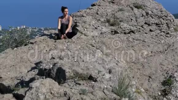落基山山顶上的女游客视频的预览图