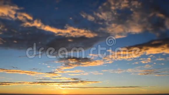 日出与云彩视频的预览图