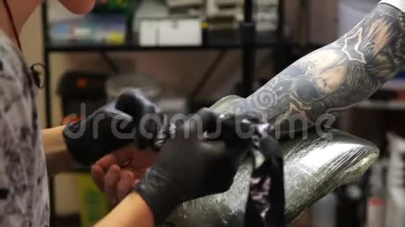 纹身师在工作室做纹身视频的预览图