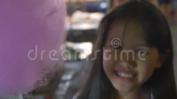 小亚洲女孩吃棉花糖视频的预览图