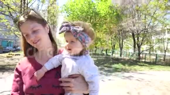 妈妈和小女孩在公园散步视频的预览图