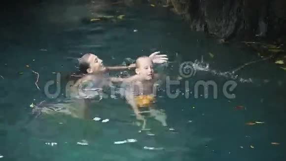 小女孩在瀑布里游泳视频的预览图